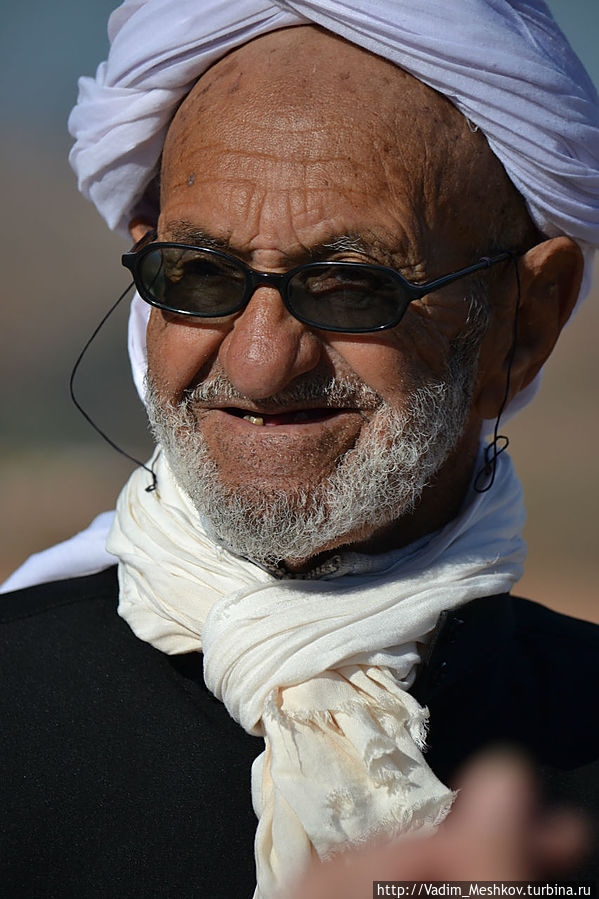 Старик угощает туристов марокканским чаем с мятой у плотины Юсуфа Бен Ташфина в горах Анти-Атласа. Этим зарабатывает на жизнь, так как пенсия крайне низкая. Область Сус-Масса-Драа, Марокко