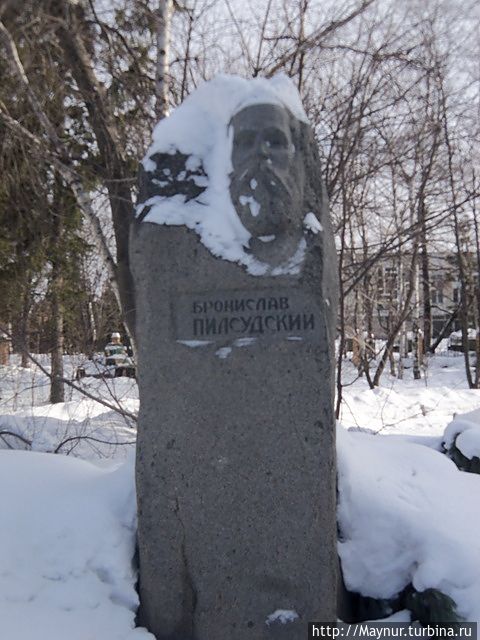 Памятник Б. О. Пилсудскому. Южно-Сахалинск, Россия