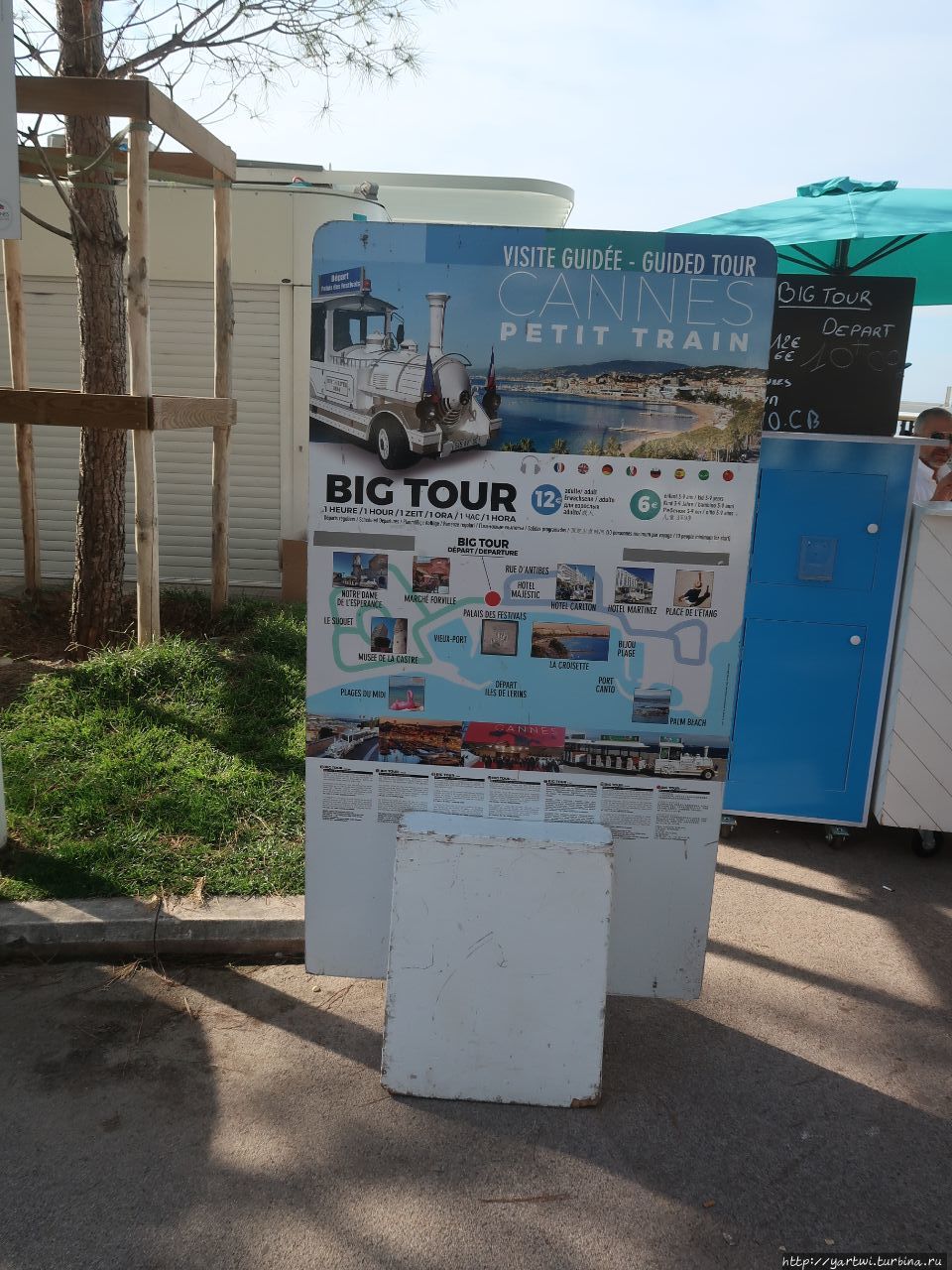 Реклама Big tour на набережной Круазет с маршрутом поездки на маленьком поезде. Канны, Франция