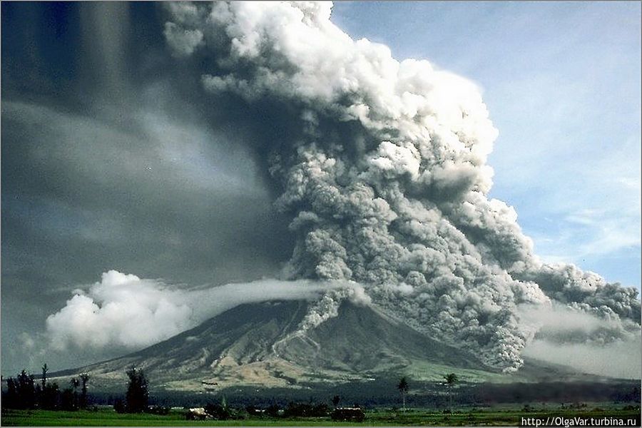 *Вот такой он, вулкан Майон, когда сердится. Так проходило извержение в сентябре 1984 года. Тогда более 73 тысяч человек были эвакуированы из опасной зоны (фото из интернета) Легаспи, Филиппины