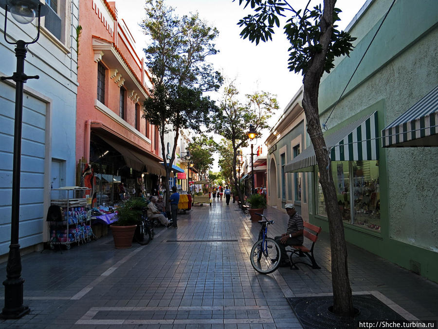 а справа оказалась пешеходная улочка, на которой почти не было пешеходов:)) Понсе, Пуэрто-Рико