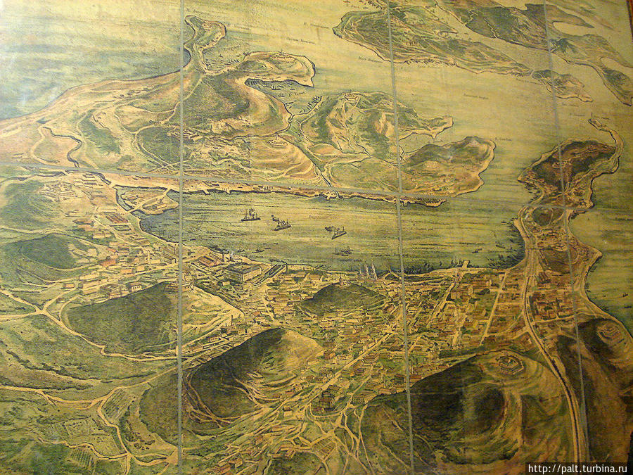 Картина-карта Вид Владивостока и его укреплений. На переднем плане на верхушках сопок, как на ладони, форты второй линии. Владивосток, Россия