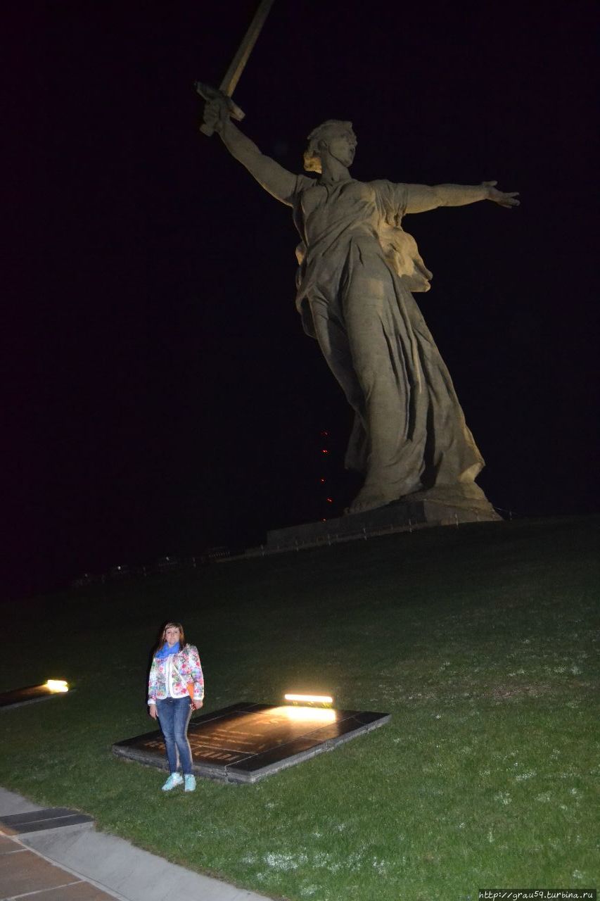 Мамаев курган ночью Волгоград, Россия