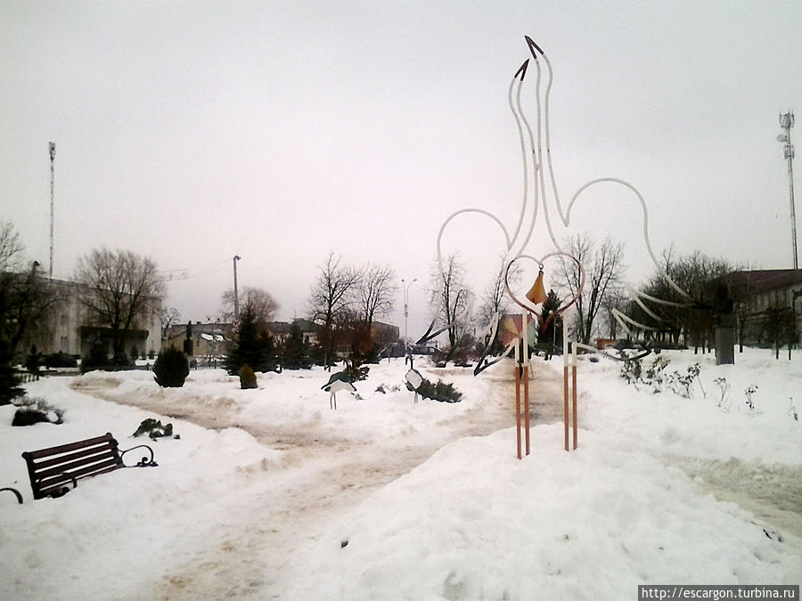 Но есть и другие забавные скульптуры на этой улице... Любань, Беларусь