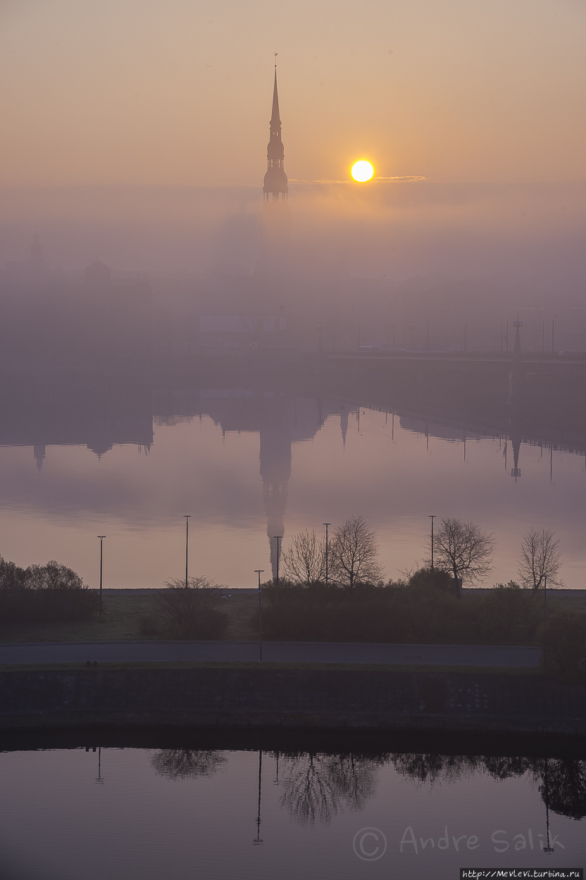 Туманное утро над Старой Ригой Рига, Латвия