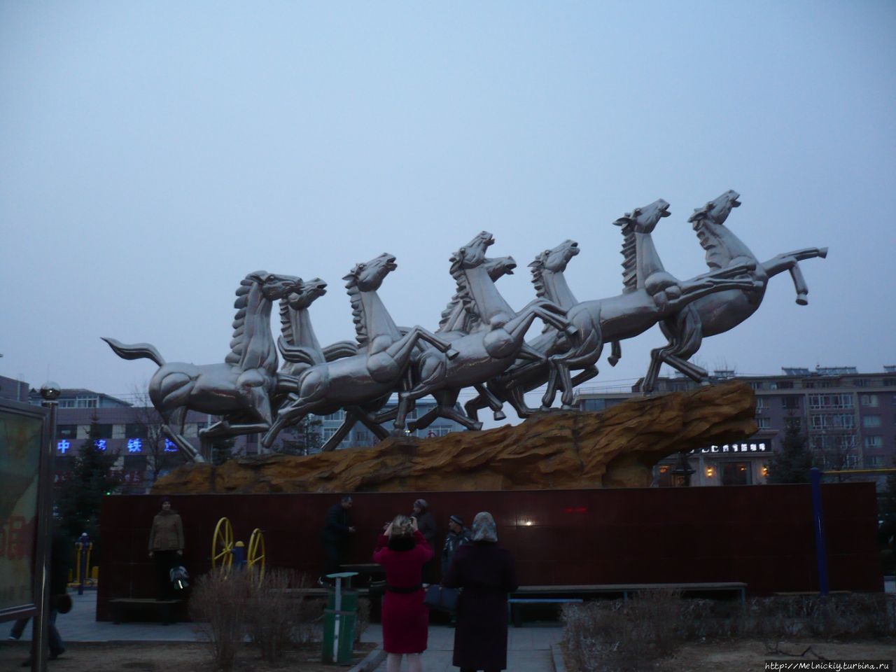 Памятник «Восемь Лошадей»