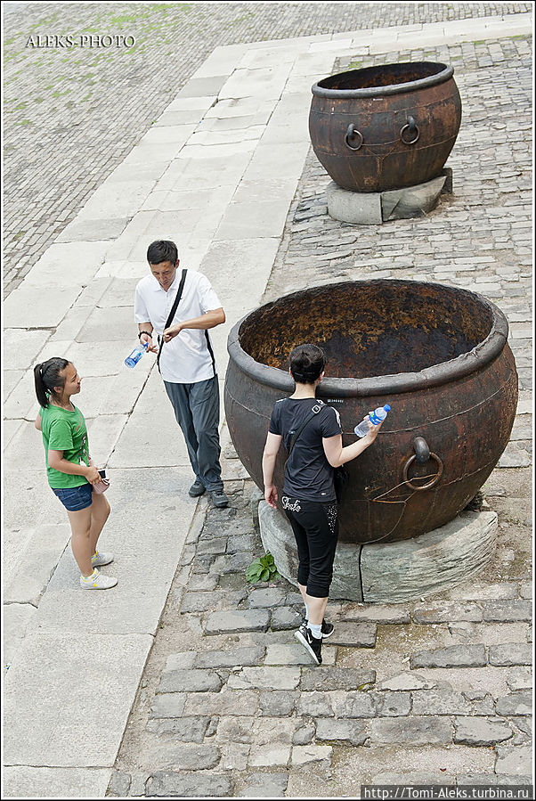 Ритуальные большие чаны, из которых во время церемоний валил дым...
* Пекин, Китай
