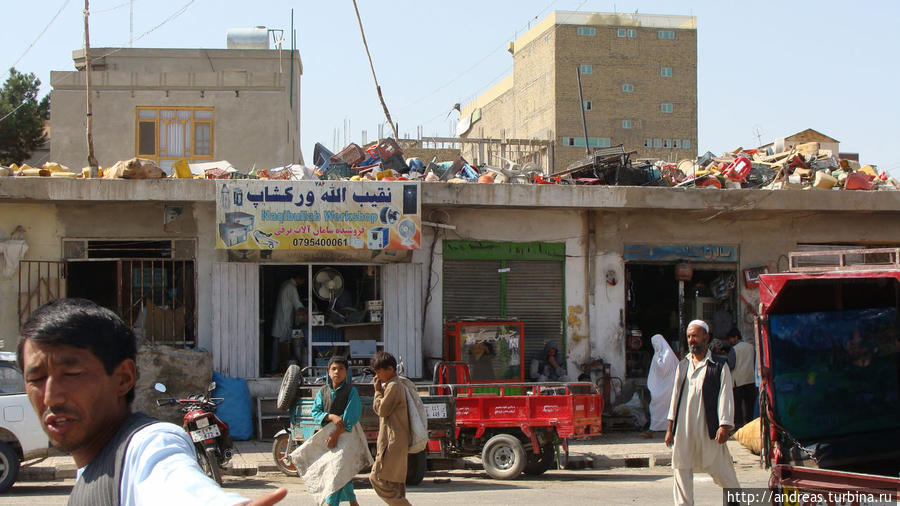 Мусор принято забрасывать на крыши Афганистан
