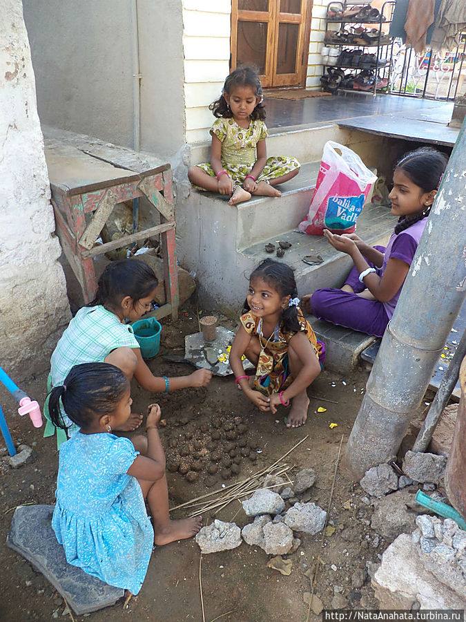 У детишек выходной в школе Хампи, Индия