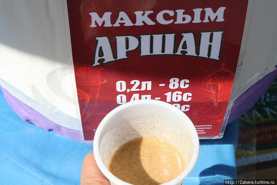 Этот — смесь кумыса с пшеничной мукой. Холодный, кисленький, сытный — то что надо вместо тяжелой еды в жару. Бишкек, Киргизия