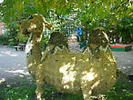 Верблюд стоит во дворике детского сада