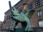 Статуя Дракона у Городской Ратуши Копенгагена.