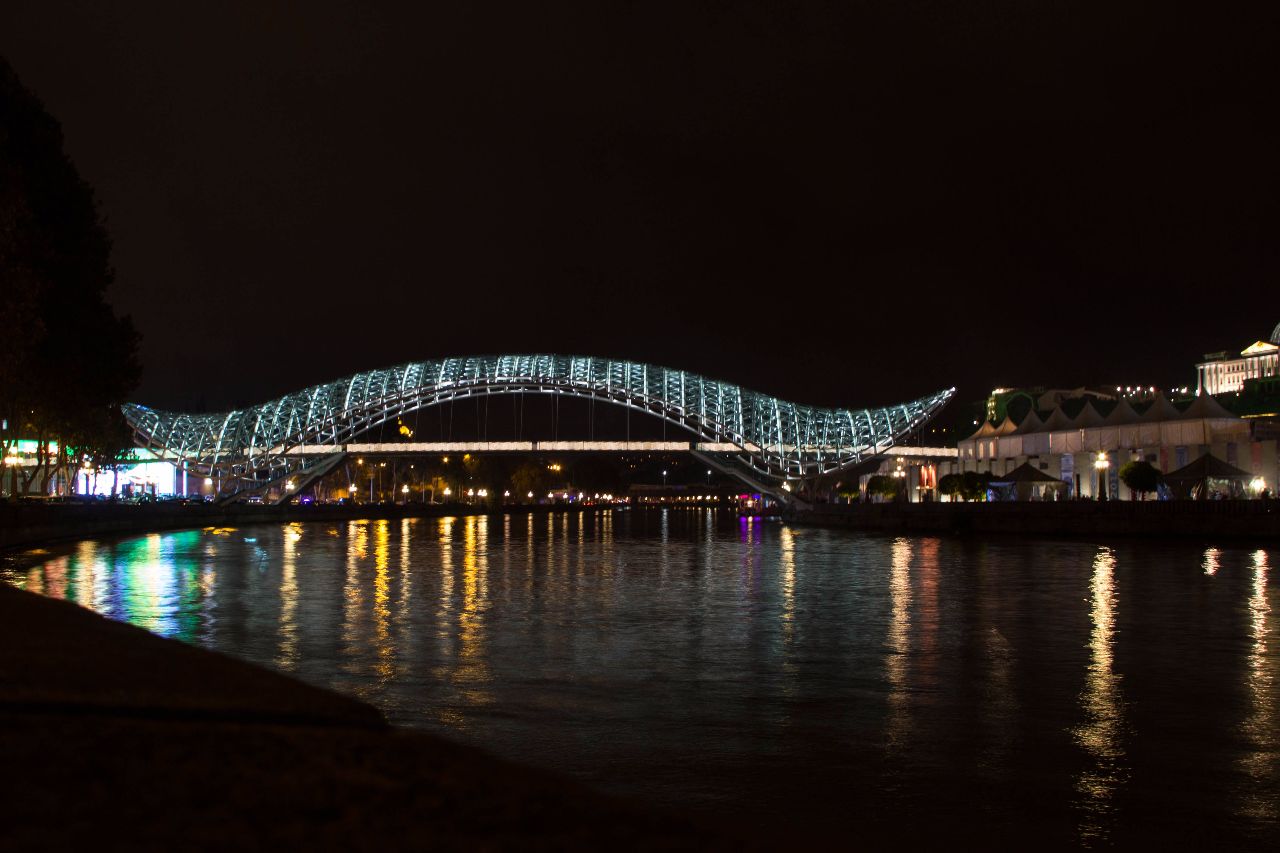 мост Мира в парке Рике Тбилиси, Грузия