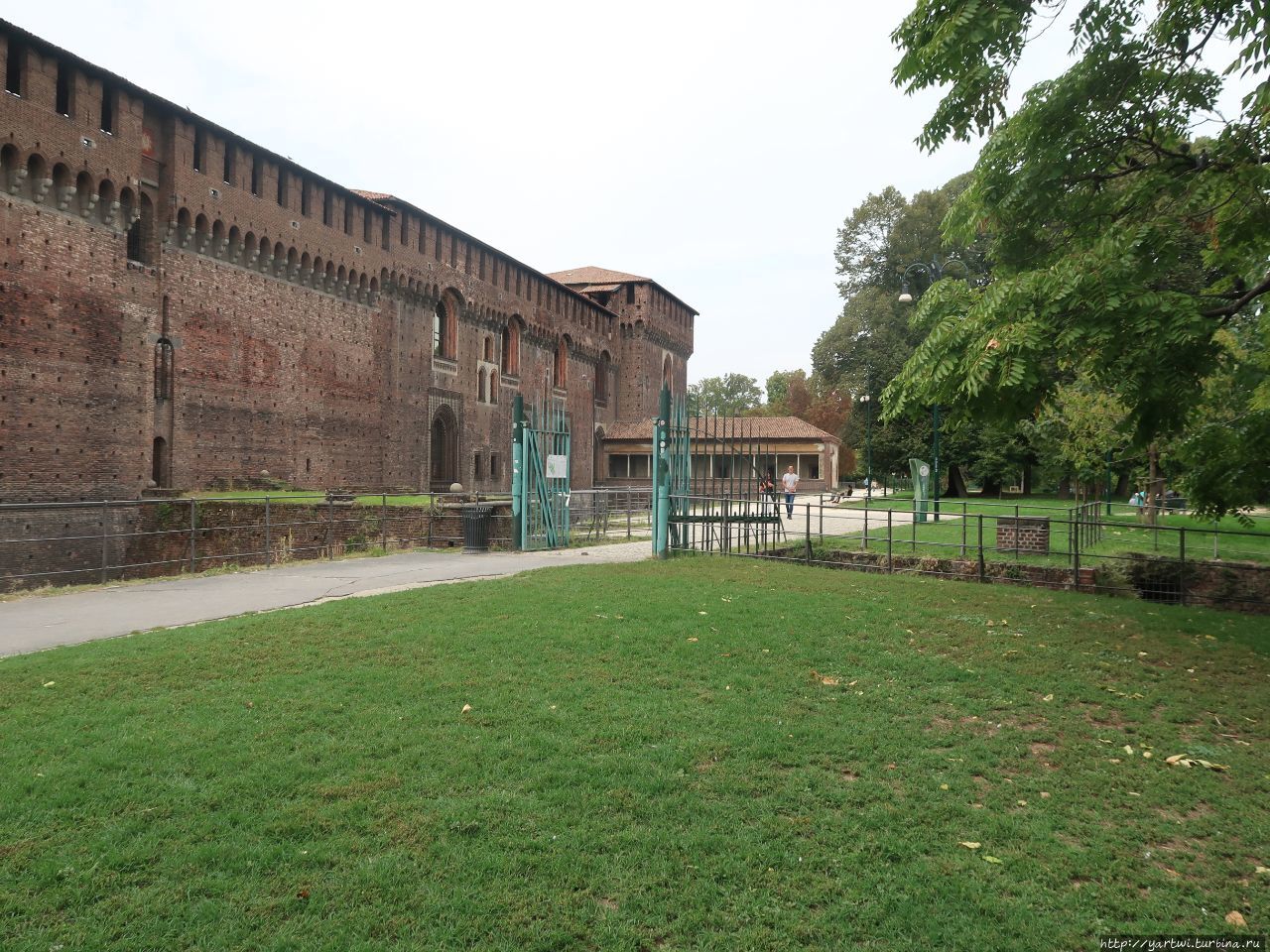Миланский замок первоначально возведен в 14 веке и отстроен герцогом Сфорца  в 15 веке. Милан, Италия