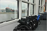 Об инвалидах в Штатах всегда помнят. В уголке специально стоят коляски...