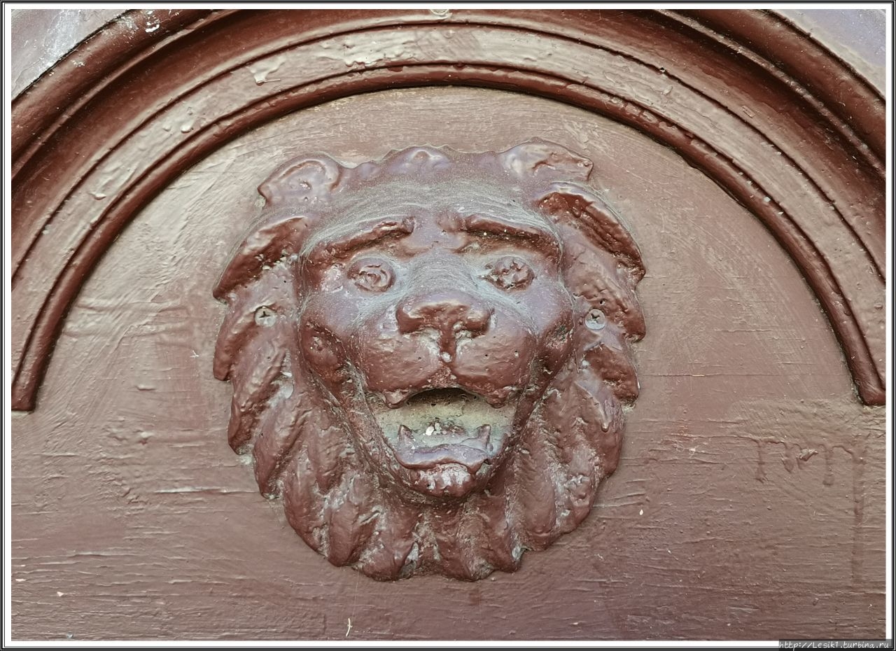 Сохранившийся декор дверей в бывший магазин