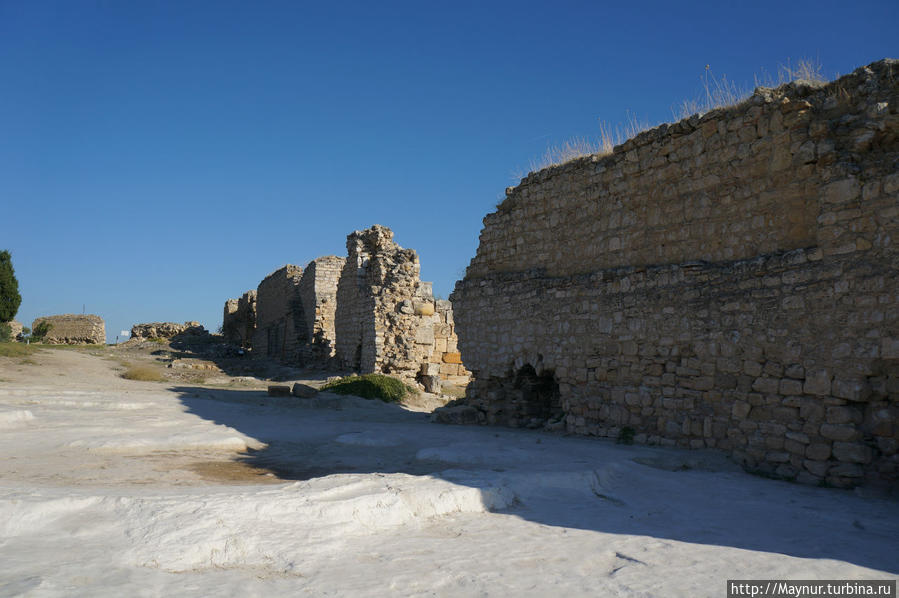Стены   города   начинаются   сразу   от   террас   Паммукале. Памуккале (Иерополь античный город), Турция