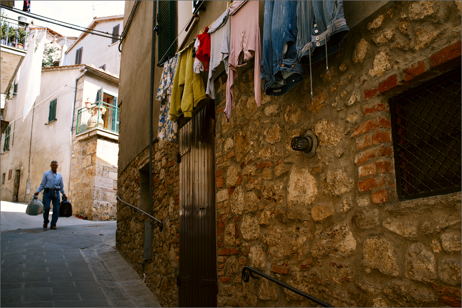 Безлюдная сиеста в небольшом городке Сартеано, Италия