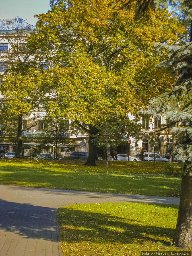 Прогулка в осеннем Верманском парке Рига, Латвия