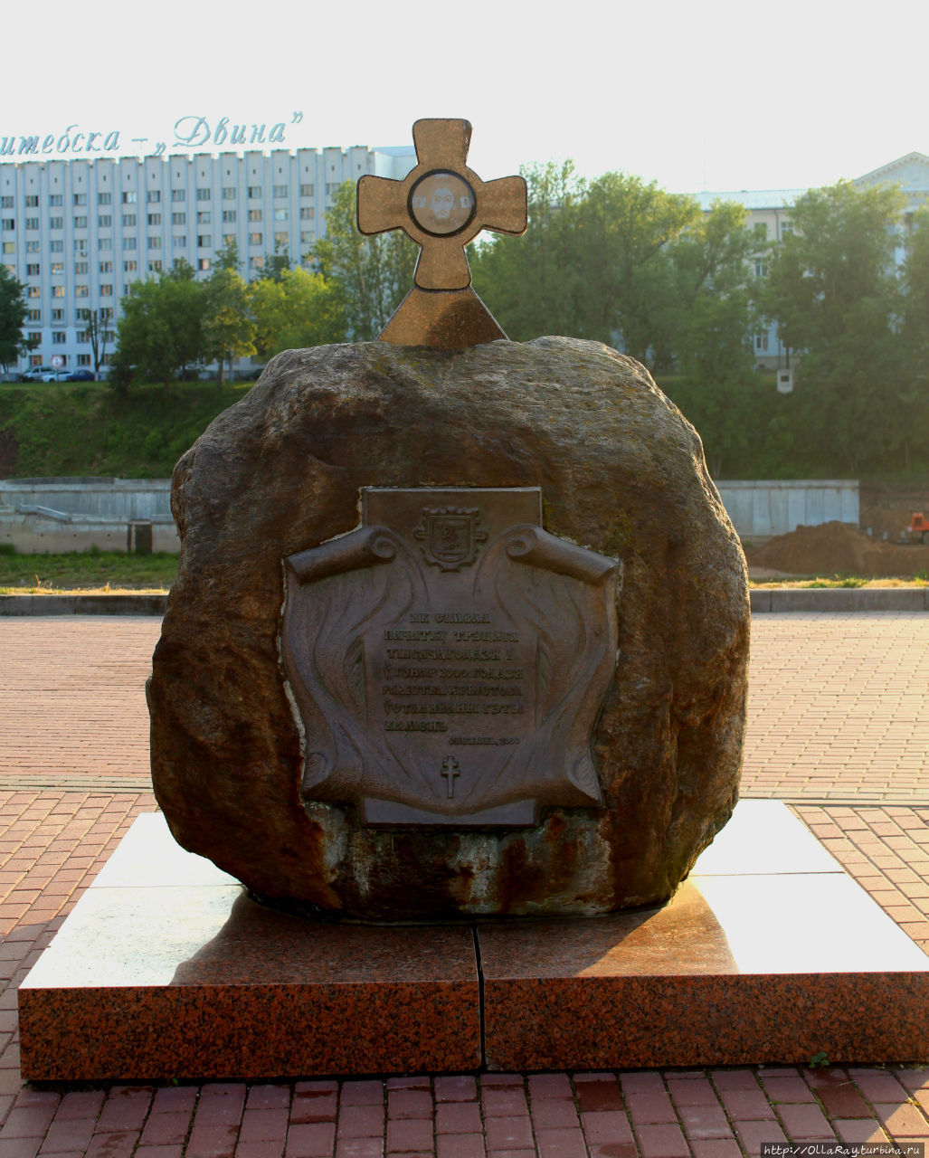 А на другой стороне Витьбы на площади 1000-летия Витебска стоит памятный знак, знаменующий начало третьего тысячелетия. Витебск, Беларусь