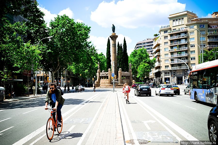 Местные жители в качестве транспорта охотно используют велосипеды, а город, в свою очередь, не плохо для этого подготовлен.