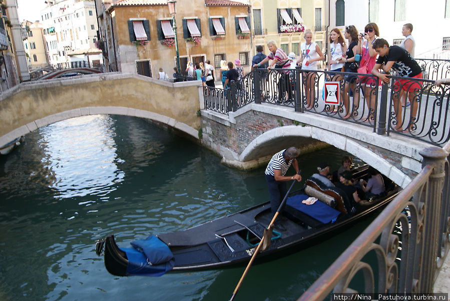 Венецианское такси для туристов  и баркарола Венеция, Италия