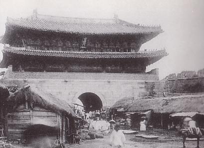 Ворота Намдэмун в конце 19-го века. Википедия. Обратите внимание, какой срач вокруг Сеул, Республика Корея