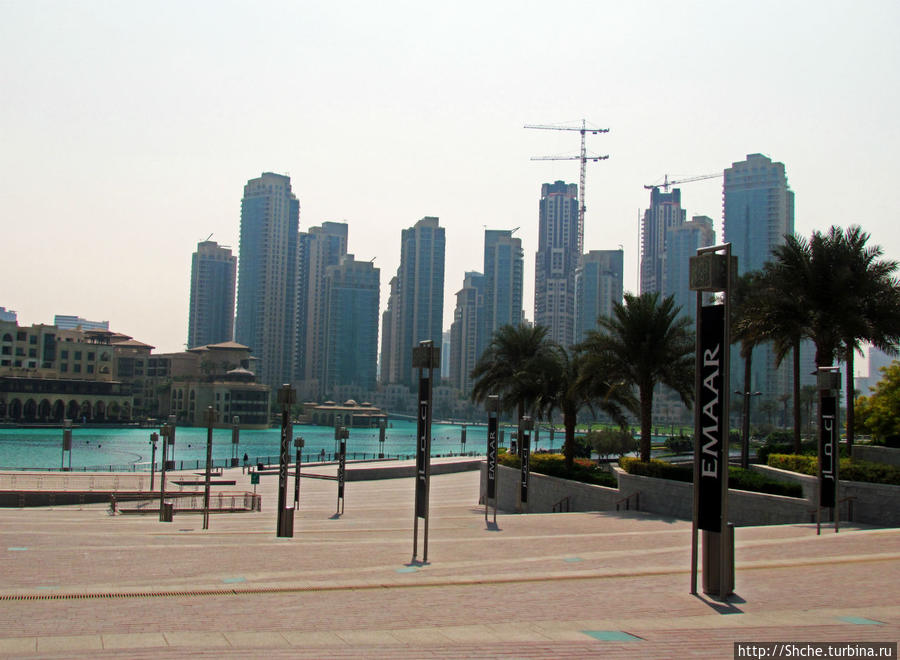впереди свето-музыкальные фонтаны, днем на работают Дубай, ОАЭ