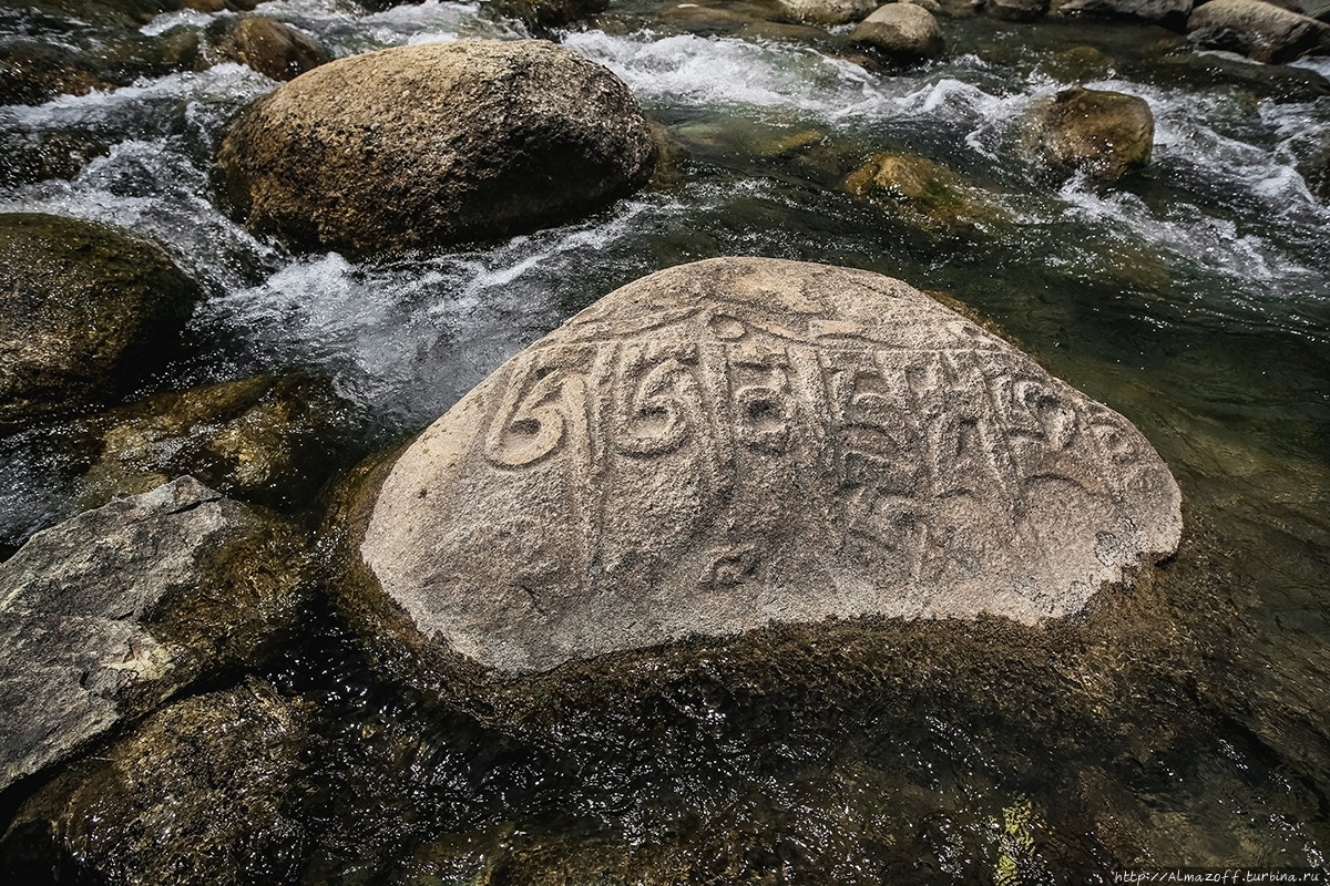 Песчаные скульптуры. Камни из мифологии. Сизиф царь коринфа. Рунные камни скандинавия. Цурпху тибет.