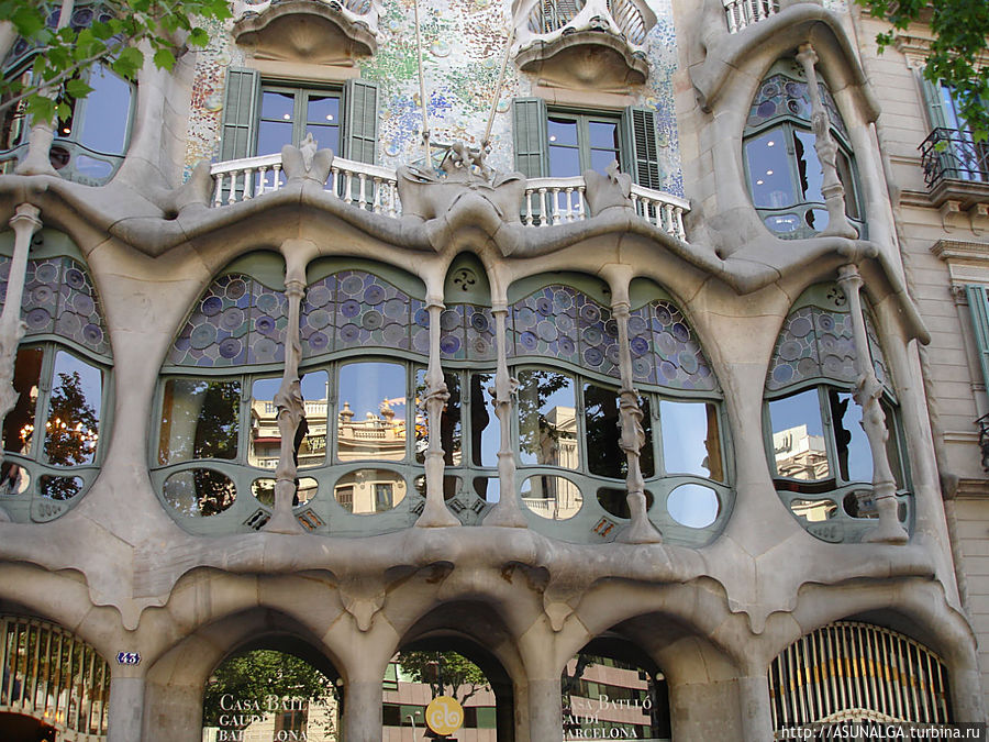 Дом Бальо (Casa Battló) в Барселоне — одна из самых необычных работ Антонио Гауди. Местные называют здание «Дом Костей». Такое прозвище шедевр современной архитектуры заслужил не просто так. Его структура действительно напоминает скелет, в котором балконы – это черепа, а колонны — это кости. Дом Бальо поражает и очаровывает с первого взгляда. Вы можете увидеть его из окна машины, проезжая мимо на туристическом автобусе или гуляя по магазинам на улице Пассейг де Грасия, где он и находится. Барселона, Испания
