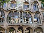 Дом Бальо (Casa Battló) в Барселоне — одна из самых необычных работ Антонио Гауди. Местные называют здание «Дом Костей». Такое прозвище шедевр современной архитектуры заслужил не просто так. Его структура действительно напоминает скелет, в котором балконы – это черепа, а колонны — это кости. Дом Бальо поражает и очаровывает с первого взгляда. Вы можете увидеть его из окна машины, проезжая мимо на туристическом автобусе или гуляя по магазинам на улице Пассейг де Грасия, где он и находится.