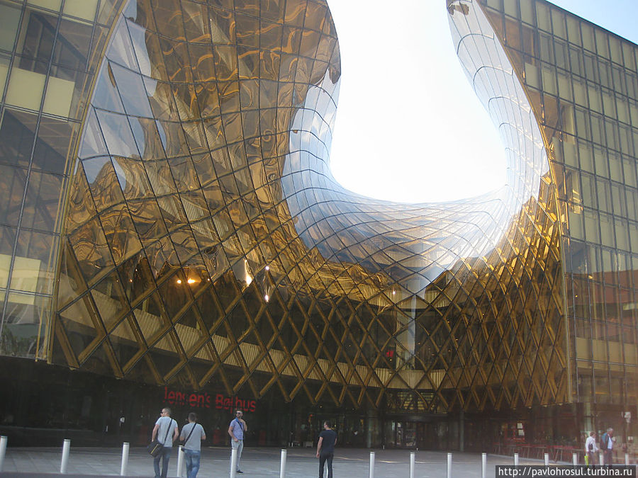 напротив Арены такой необычный Универмаг