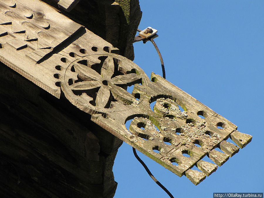 Пример деревянного зодчества — характерное украшение строений.