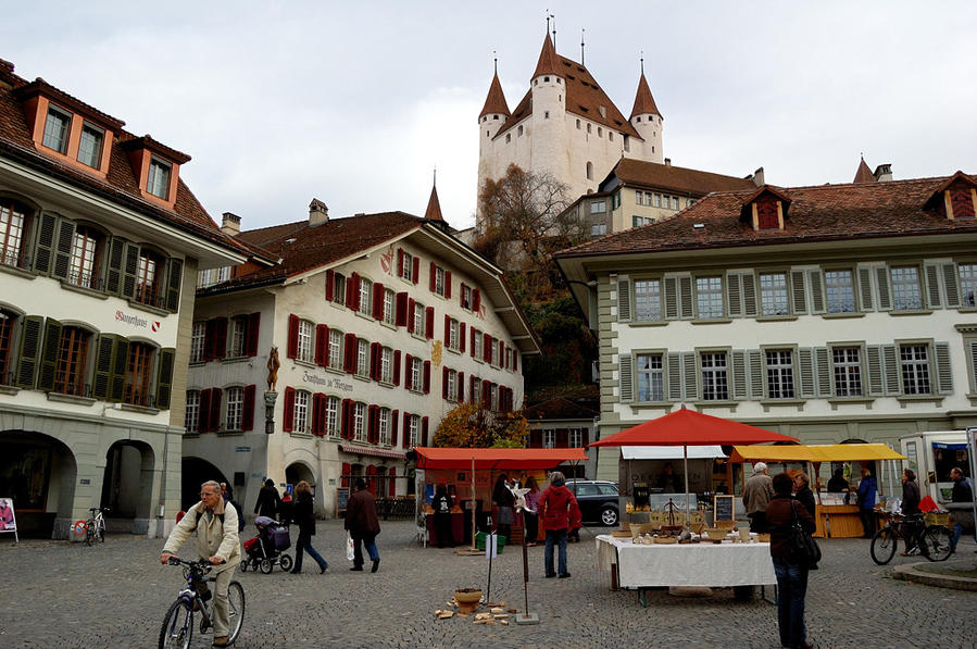 Вид на замок с ратушной площади Тун, Швейцария