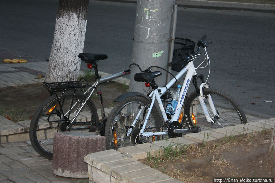 Сложно найти куда приковать велосипед в центре. Одесса, Украина