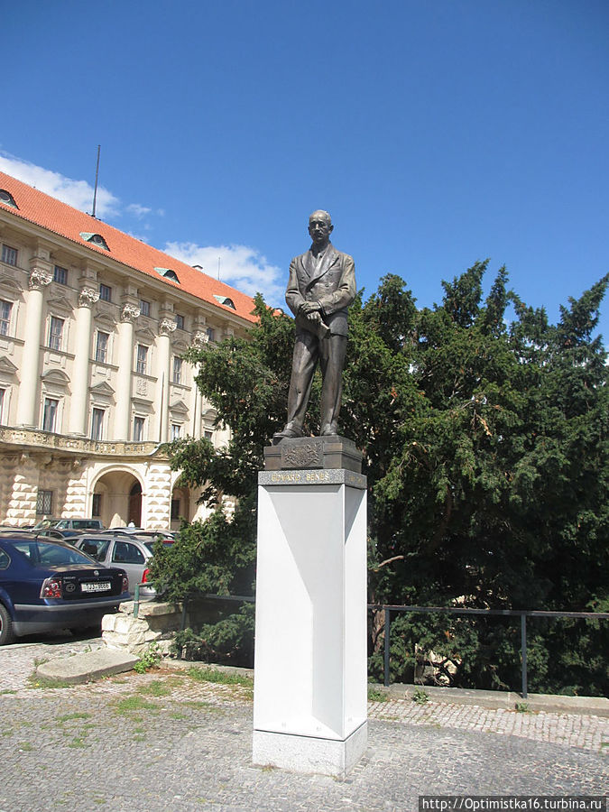 Перед зданием дворца 7 марта 2000 года был установлен памятник первому президенту Чехословацкой республики (с 1918 по 1935 год) Томашу Гарику Масарику. Прага, Чехия