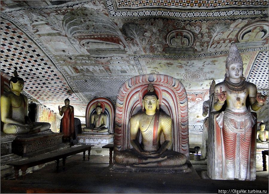 В пещерных храмах Дамбуллы находится самая большая на острове коллекция скульптур Будды (более 150 статуй),  многим из которых уже более 2-х тысяч лет. Когда половина из них в 12 веке была покрыта золотом, буддистская святыня Дамбуллы стала называться Золотым пещерным храмом. Дамбулла, Шри-Ланка