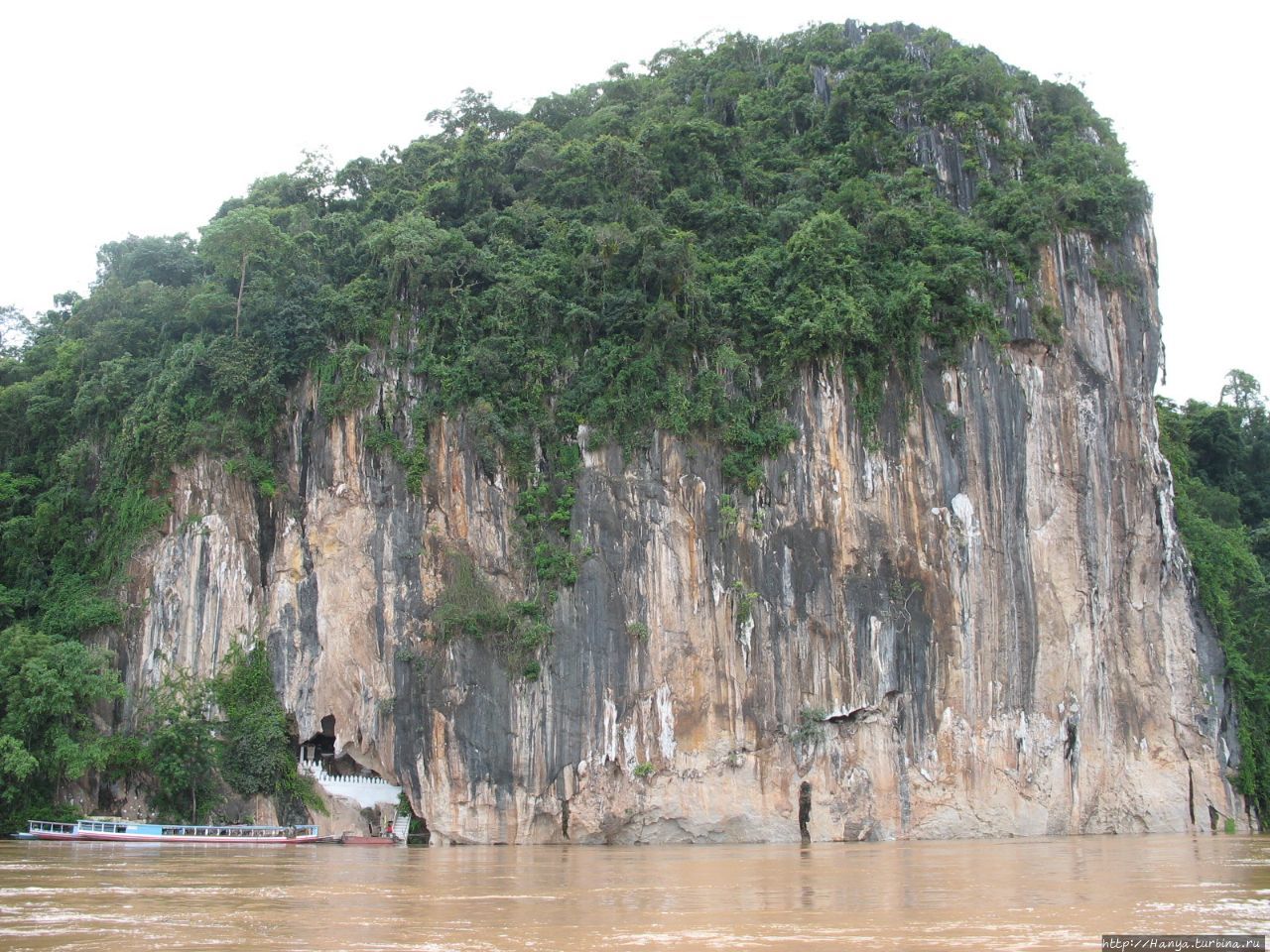 Вид на пещеры Пак-У с рек