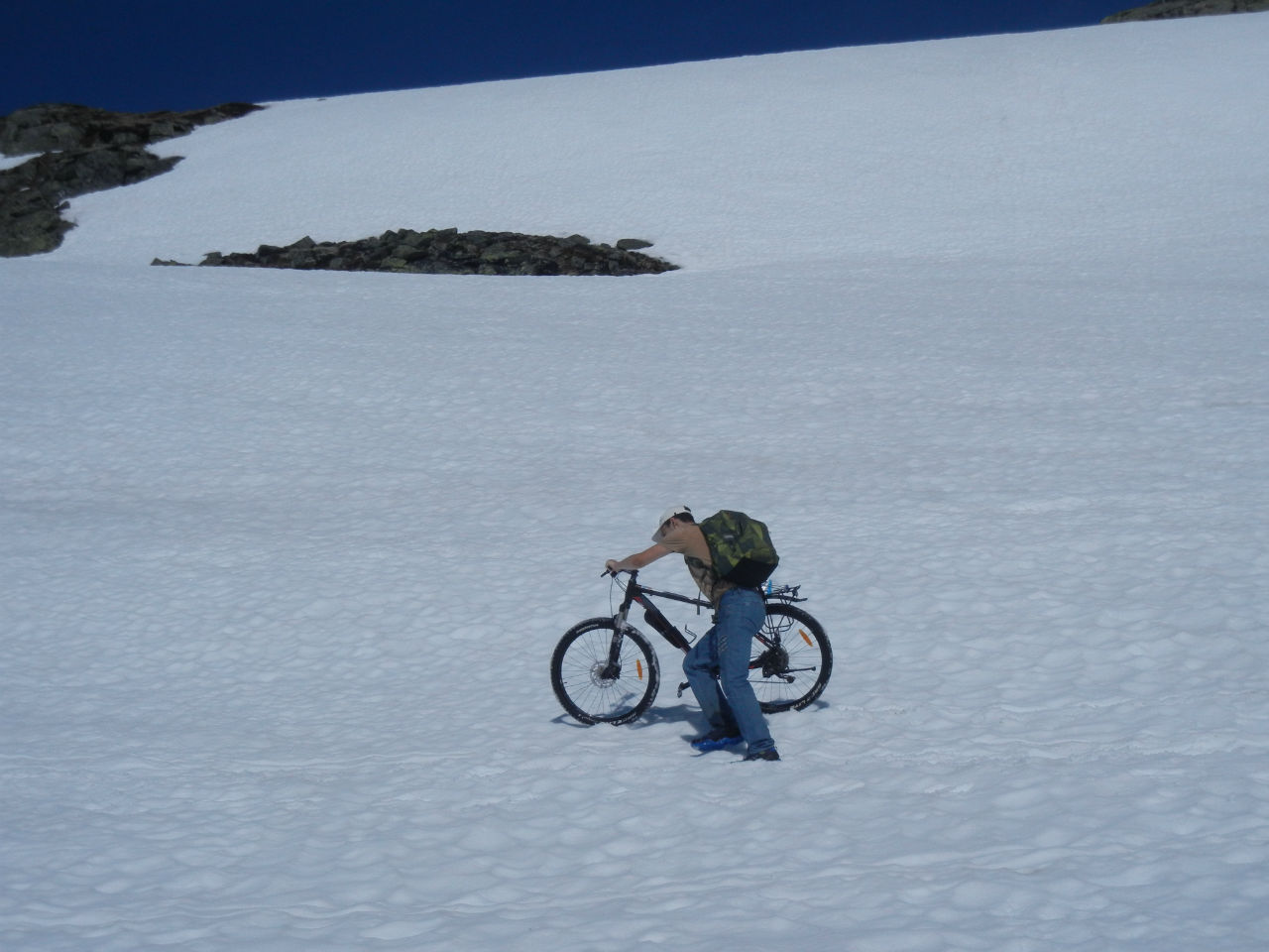 Солнце на спицах, синева над головой...   зай-зай-зай. Таких велопоходов сына еще не видел. Финсе, Норвегия