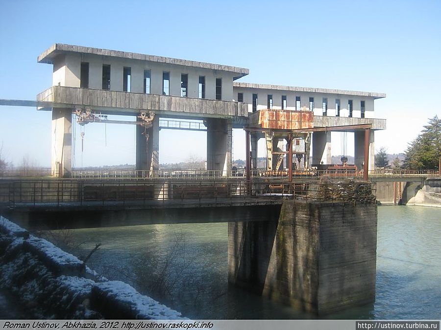 По Галскому водохранилищу и спуск внутрь Ингурской ГЭС