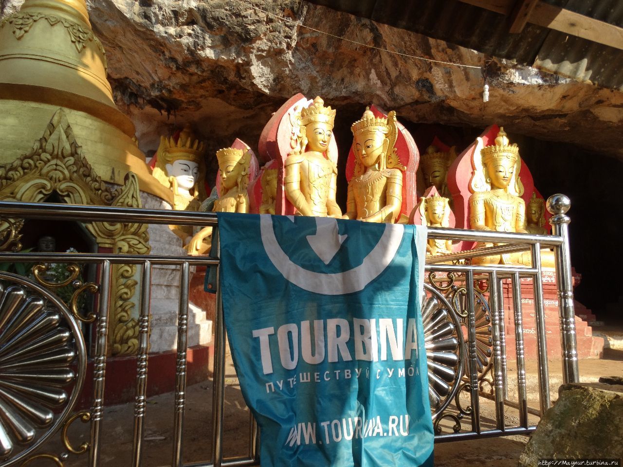 Пещера на тропе трека.Уходит далеко вглубь и полностью заполнена статуями будд. Мандалай, Мьянма