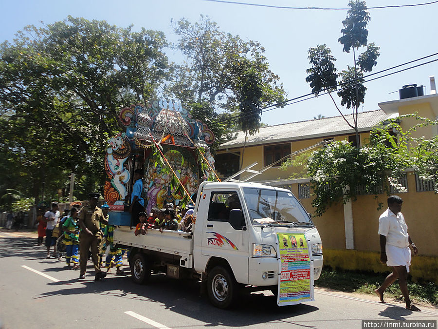 Шествие, посвященное индусистским богам. Кажется, их там больше 330-ти....