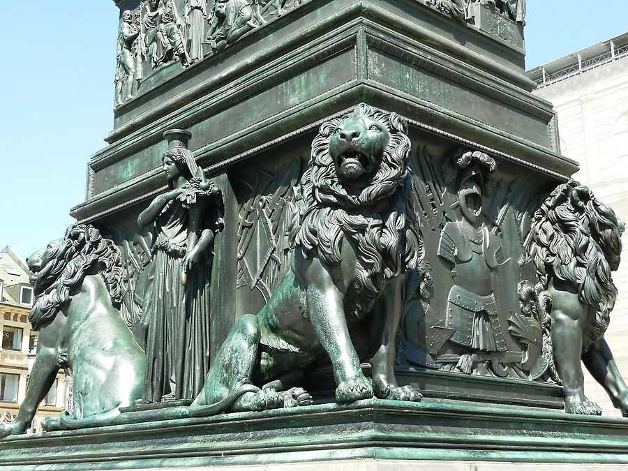 Мюнхен памятник на площади Макс-Иосиф-Плац Германия