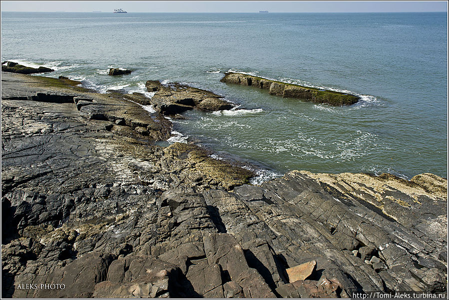 Живописные прибрежные камни — такая картина открывается на многих пляжах Гоа, где есть скалы...
* Кандолим, Индия