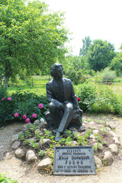 Памятник Илье Репину. Экскурсовод рассказала, что женат он был дважды —  ушёл к молодой женщине в зрелом возрасте. Непростые судьбы были и у 4-х детей, от которых у него была единственная внучка, продолжившая род, тем не менее.  Закончил жизненный путь в Финляндии, а вот внуки обосновались во Франции, продав для переезда  дом на дрова крестьянам.