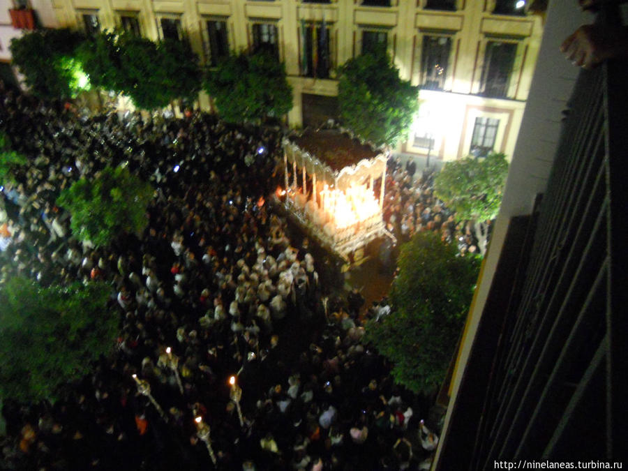 ночью действо не прекращается, просто зажигаются свечи... Севилья, Испания