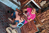 Девушка шкурит деревянного варана