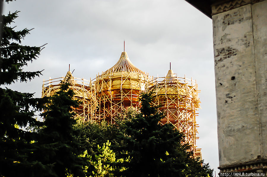 Успенский собор.
Стоял в Ярославле на Стрелке р.Волги и р.Которосли с 1215 до разрушения в 1937 году. Дважды перестраивался — в начале XVI и в середине XVII века. С 2004 года ведётся восстановление храма в новых, более масштабных формах