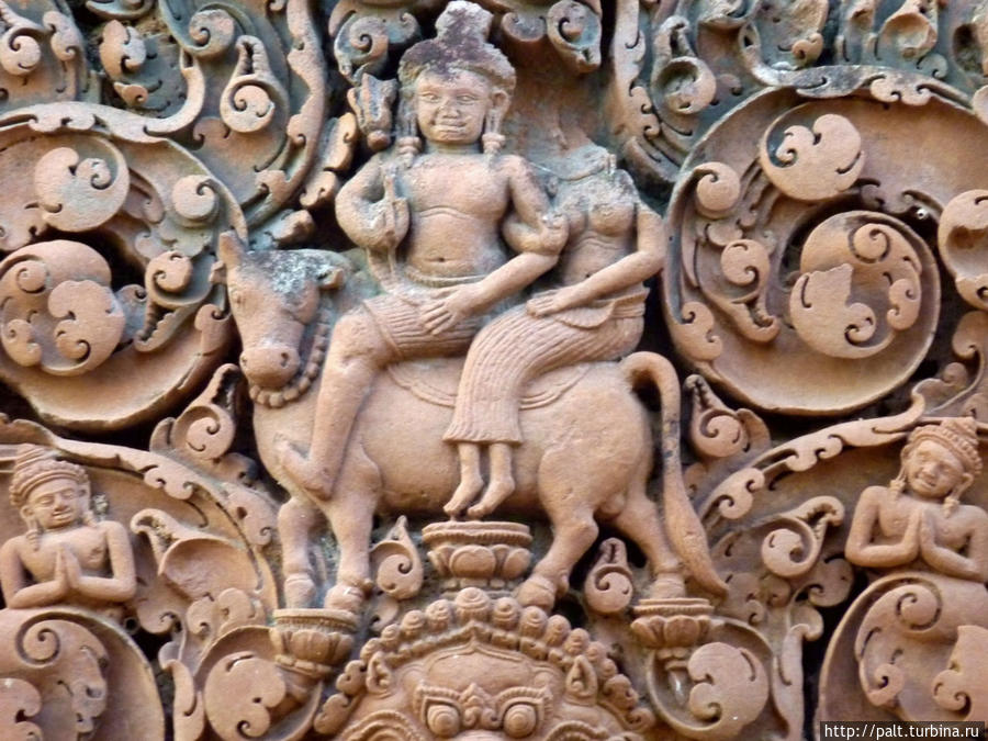 Тут мы почти точно угадали сюжет. На барельефе изображена свадьба богини Умы с Шивой. Едут они на личном ездовом животном Шивы быке Нандине. Сюжет так и называется Умамахешвара, что как раз и означает “свадьба Умы Ангкор (столица государства кхмеров), Камбоджа