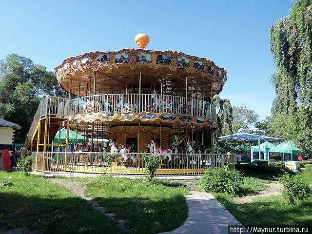 Мое бесцельное  блуждание по городу  привело меня в замечательный детский парк. Чего там только не было!